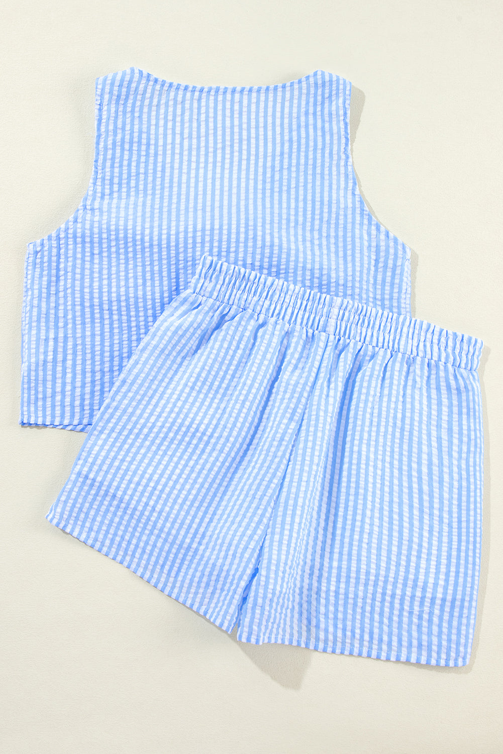 Ensemble débardeur court et short à rayures bleu ciel avec nœud papillon