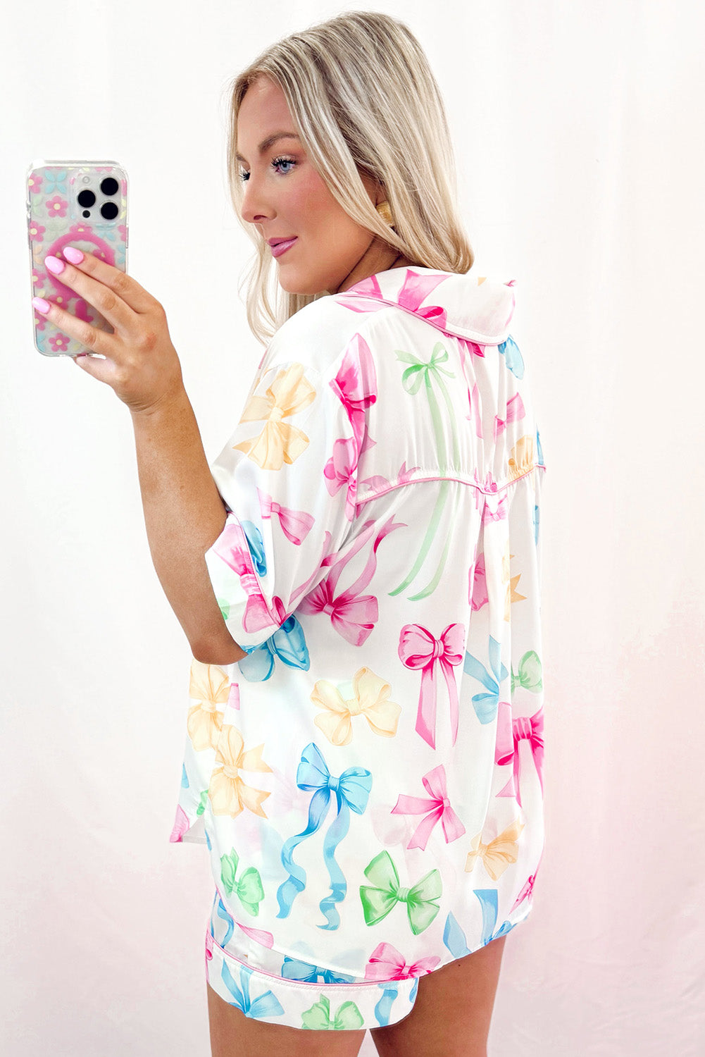 Ensemble pyjama blanc avec chemise boutonnée et short taille haute imprimé nœud papillon-A WOMAN WE LOVE