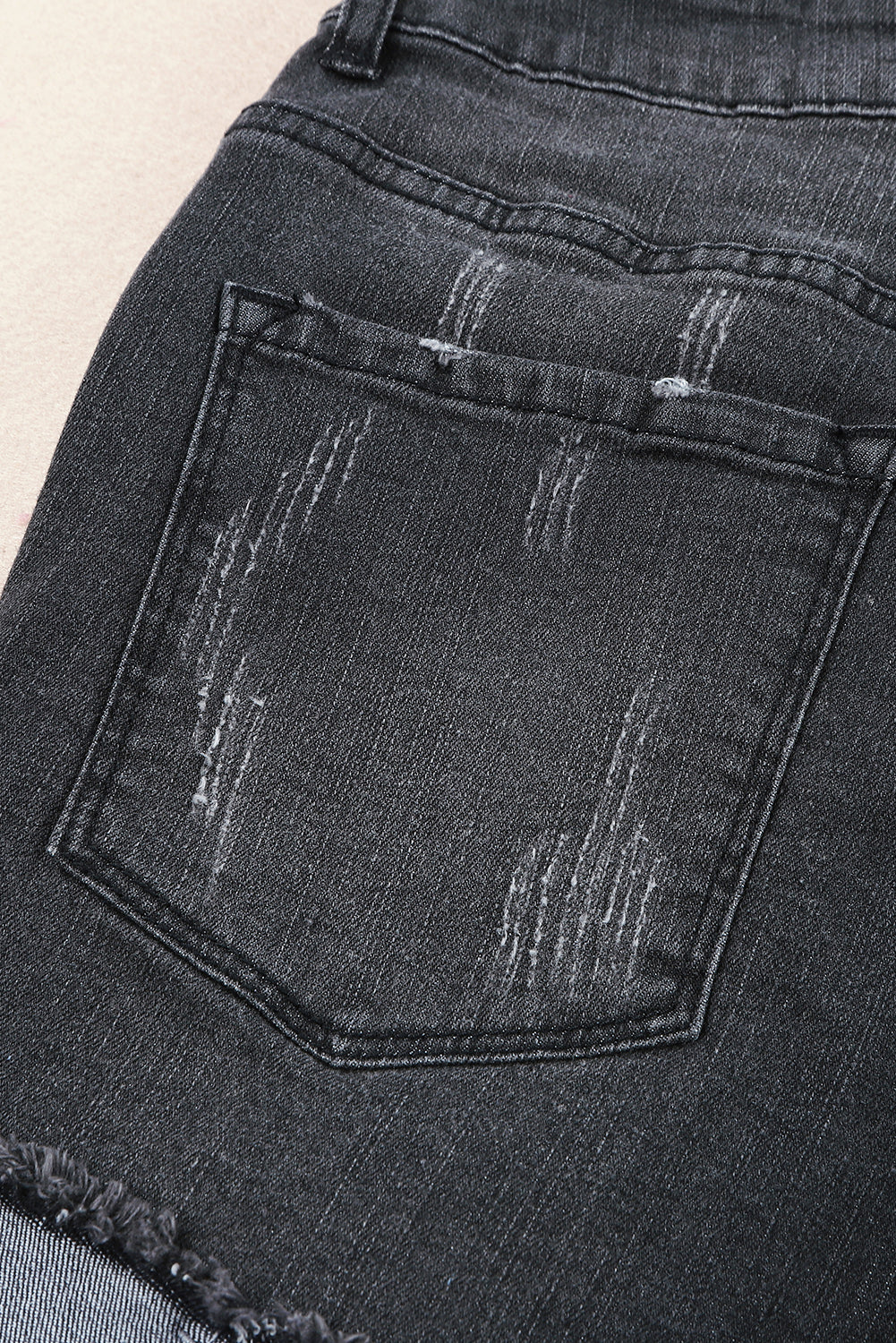 Pantaloncini in denim nera strappato in difficoltà