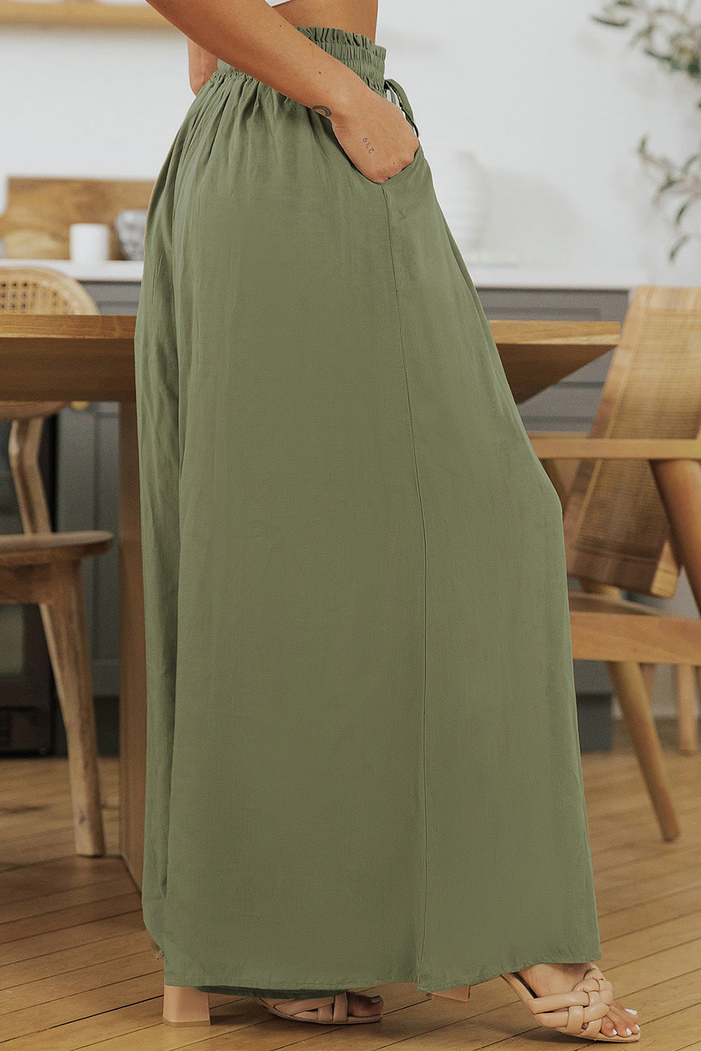 Pantalon large smocké à taille haute et cordon de serrage vert