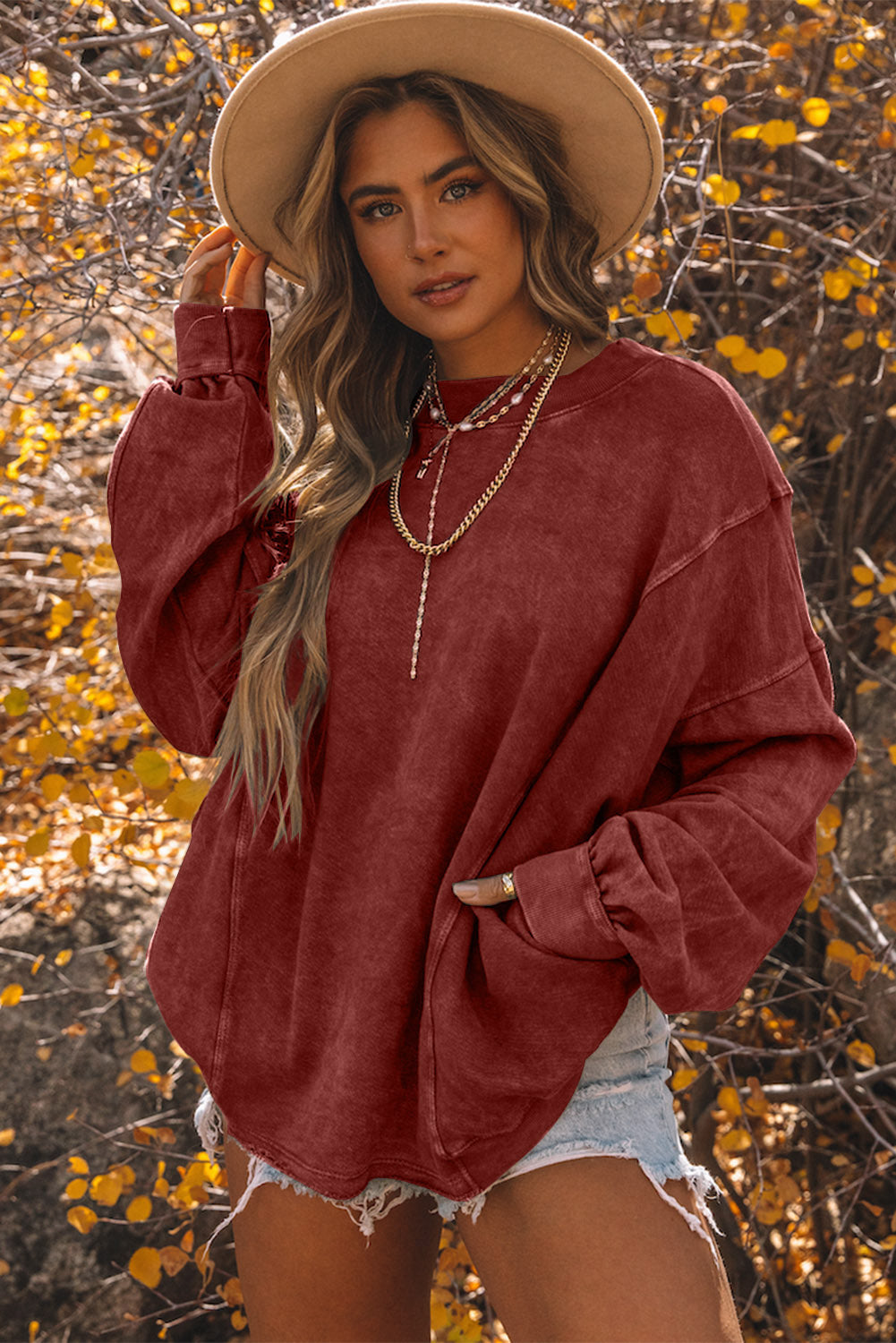 Sweat-shirt oversize torsadé avec dos ouvert et coutures exposées rouge vif