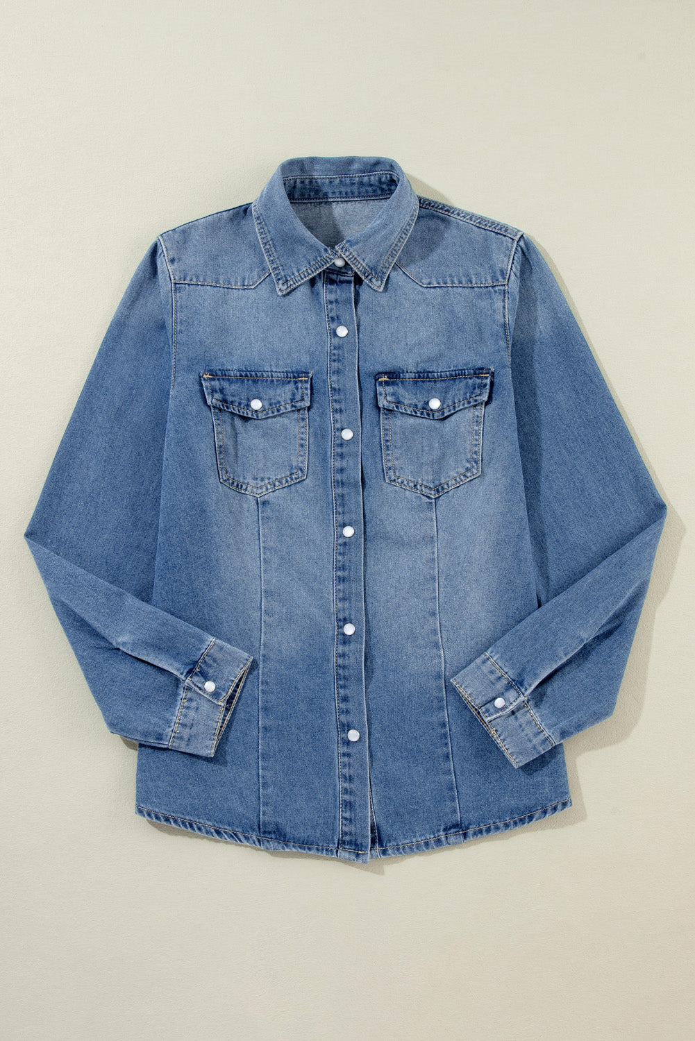 Chemise en jean slim boutonnée bleu crépuscule avec poches à rabat-A WOMAN WE LOVE