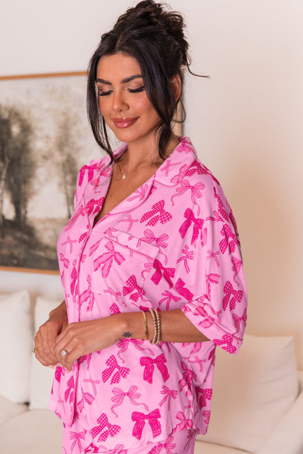 Ensemble pyjama rose avec chemise à manches mi-longues et short à imprimé nœud