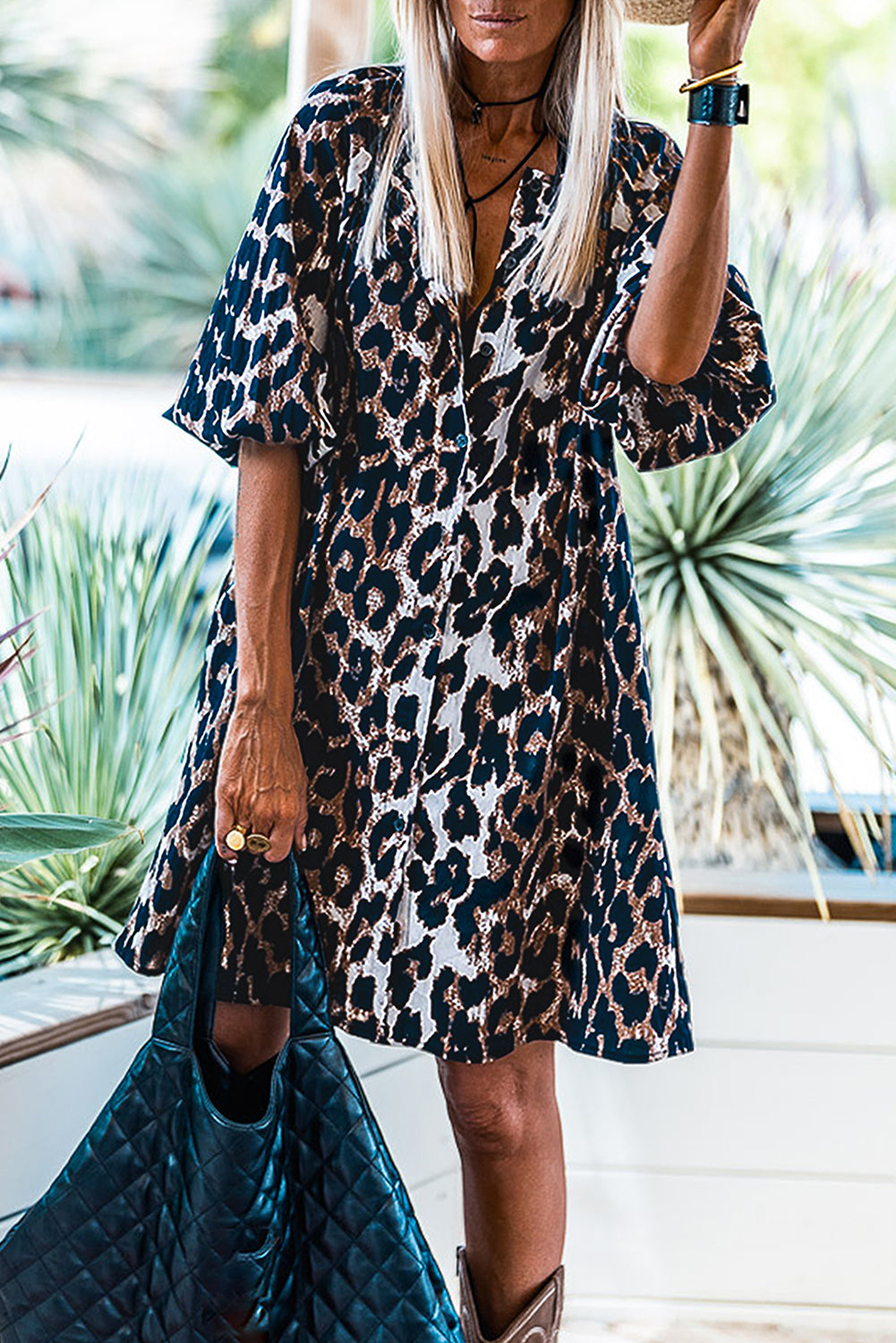 Camisa de leopardo de camisa negra con mangas hinchadas y botones en la parte delantera