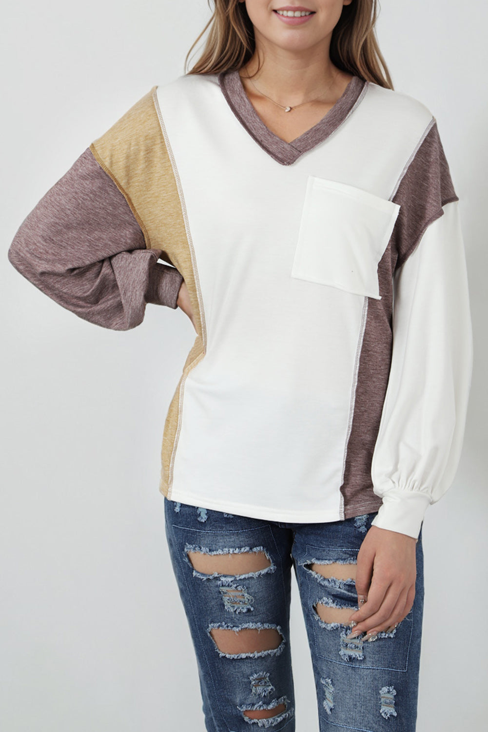 Top de punto con costuras expuestas y patchwork en bloques de color blanco