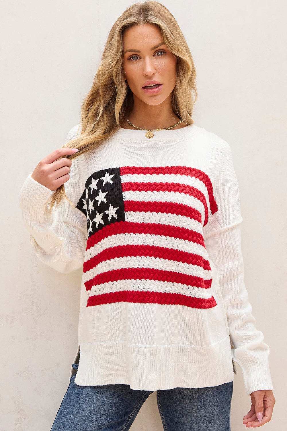 Pull blanc à épaules tombantes en tricot torsadé avec drapeau américain