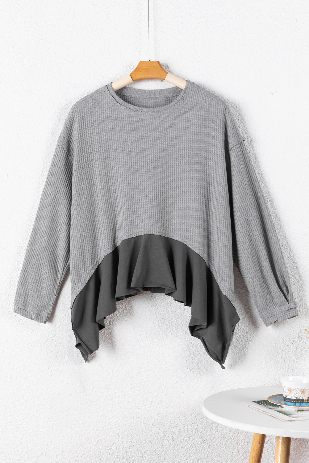 Top de patchwork con volantes y manga larga tipo gofre gris medio