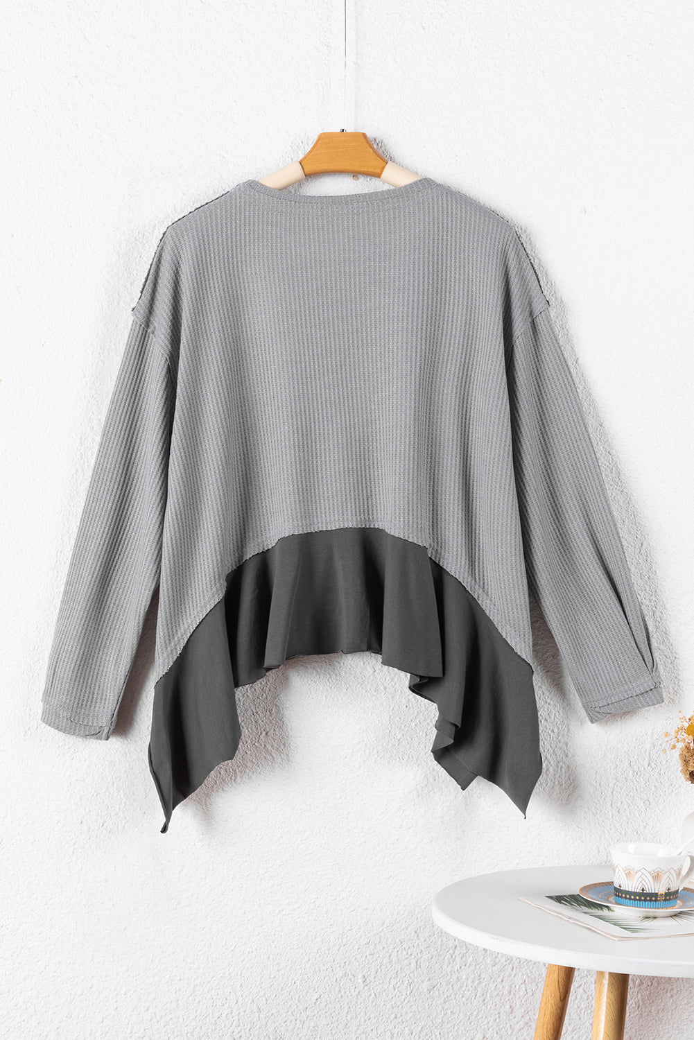 Top de patchwork con volantes y manga larga tipo gofre gris medio