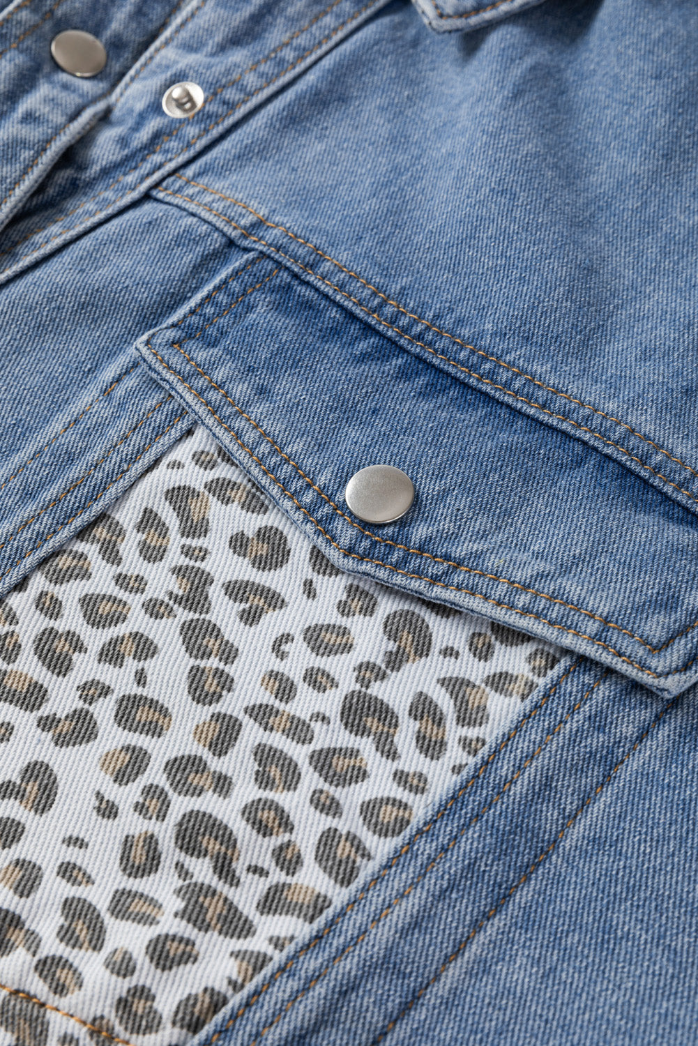 Beau Blue - Veste en jean grande taille avec détails à rabat et patchwork léopard