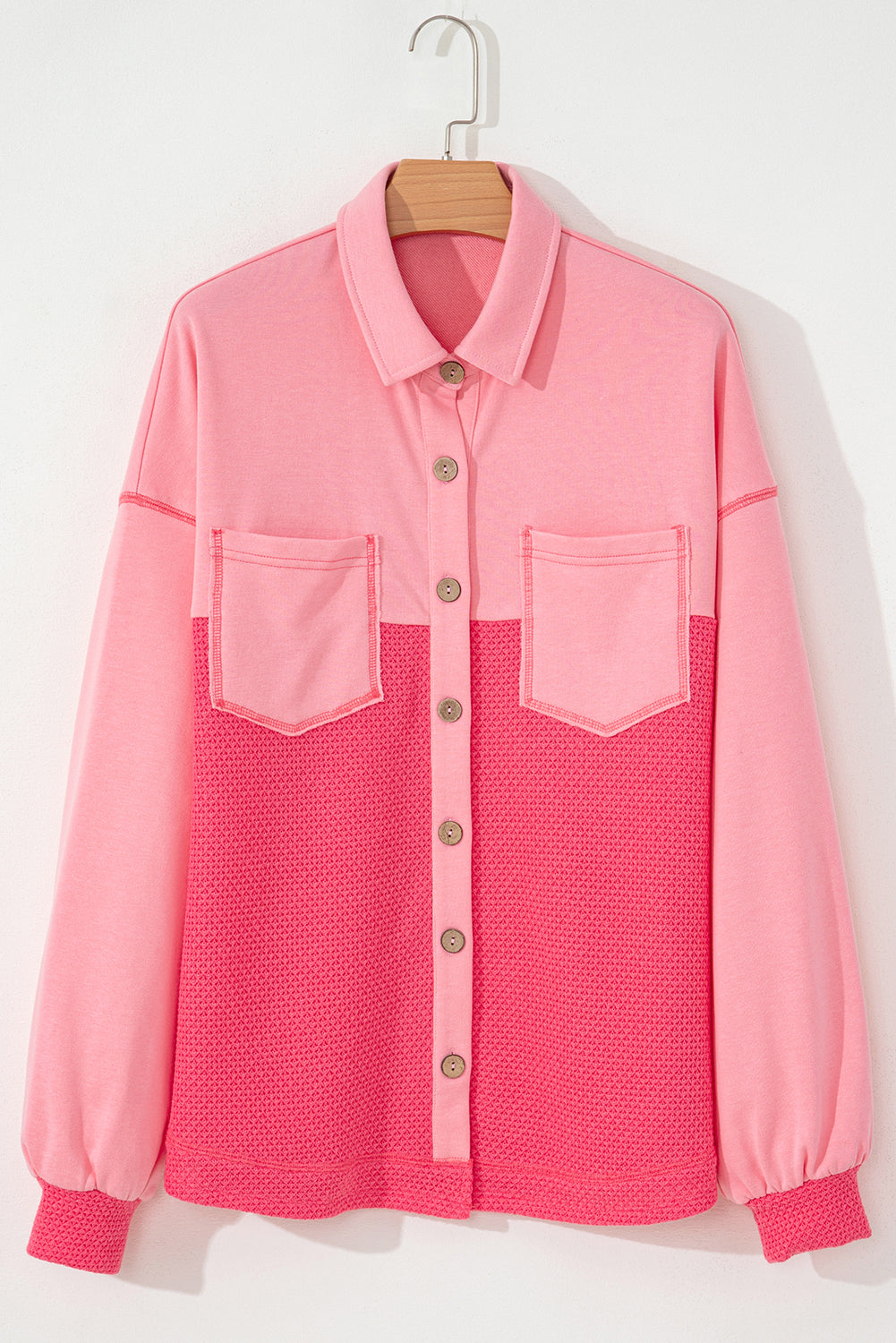 Veste ample boutonnée en tricot gaufré contrasté bicolore à fleurs de pêcher