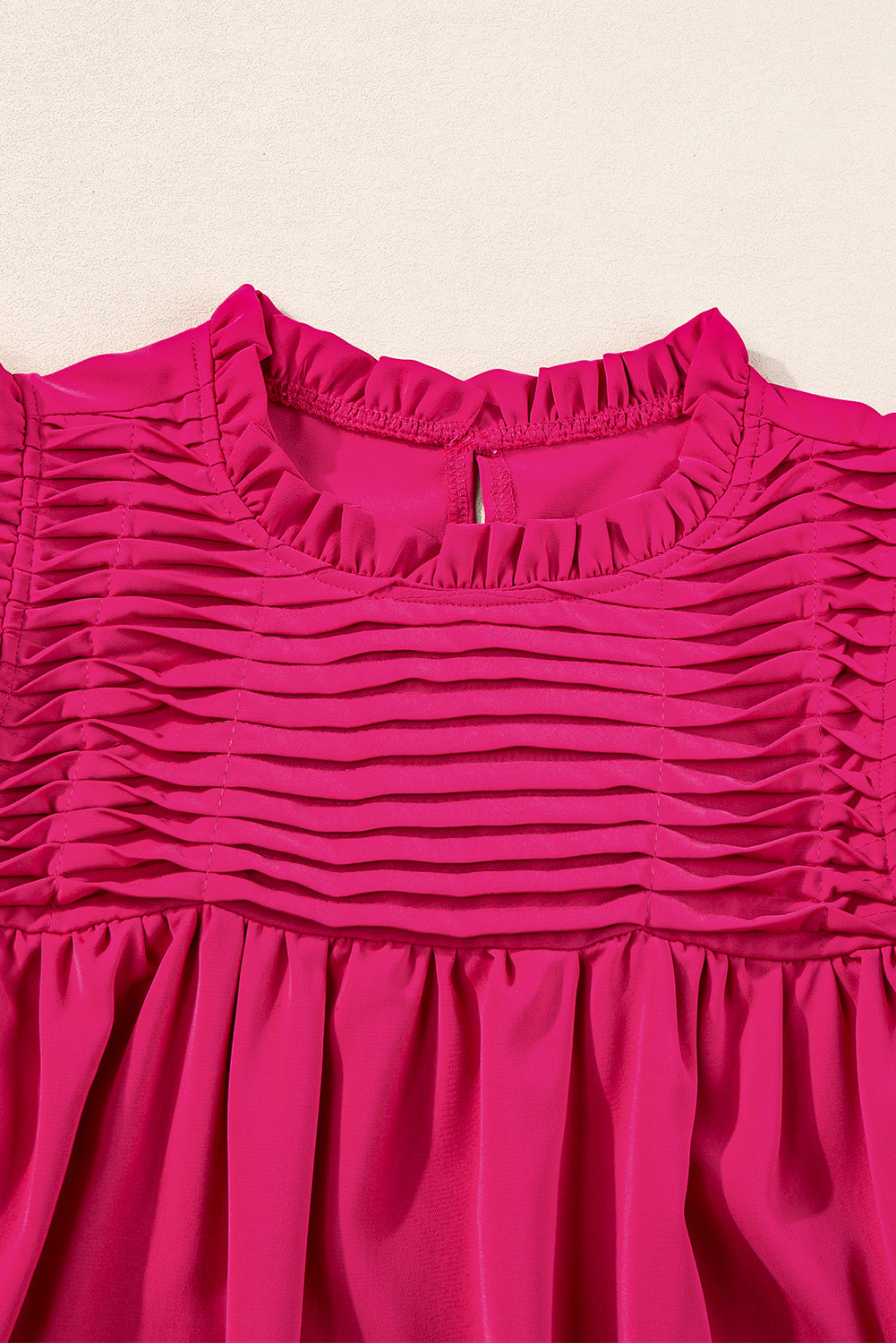 Blouse à manches volantées smockées rouge rose