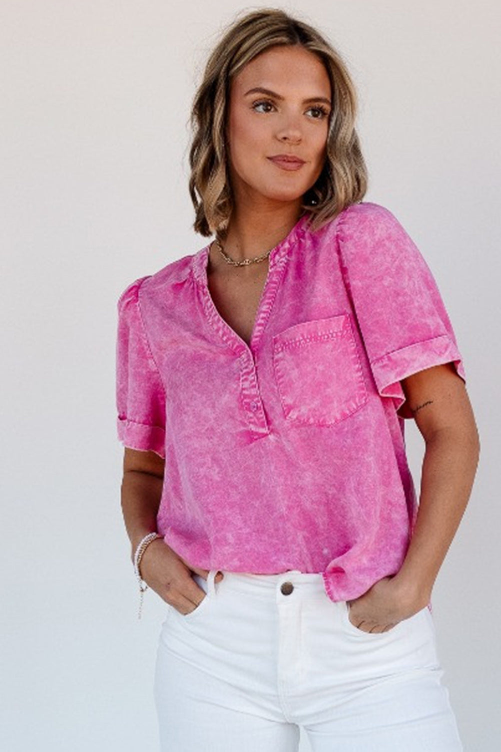 Tasca in tasca con il collo split minerale rosa brillante top in denim