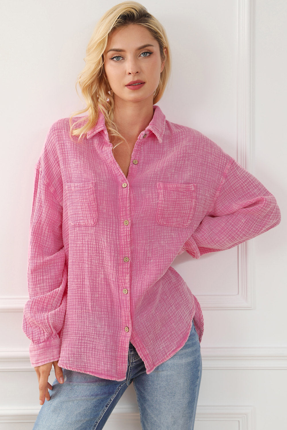 Chemise rose texturée froissée avec poches poitrine et délavé minéral