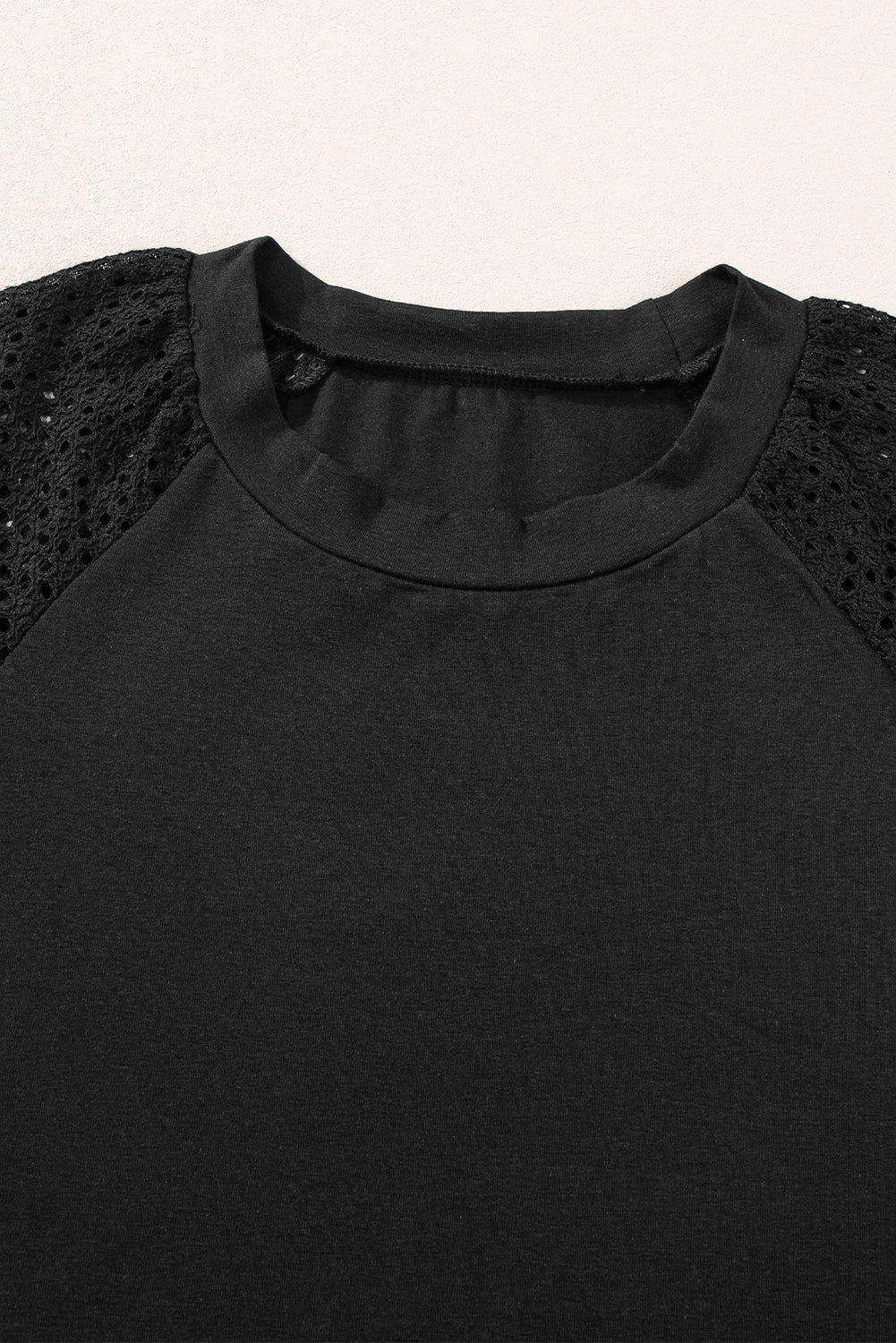 Camiseta negra con mangas a media larga y cuello de encaje redondo