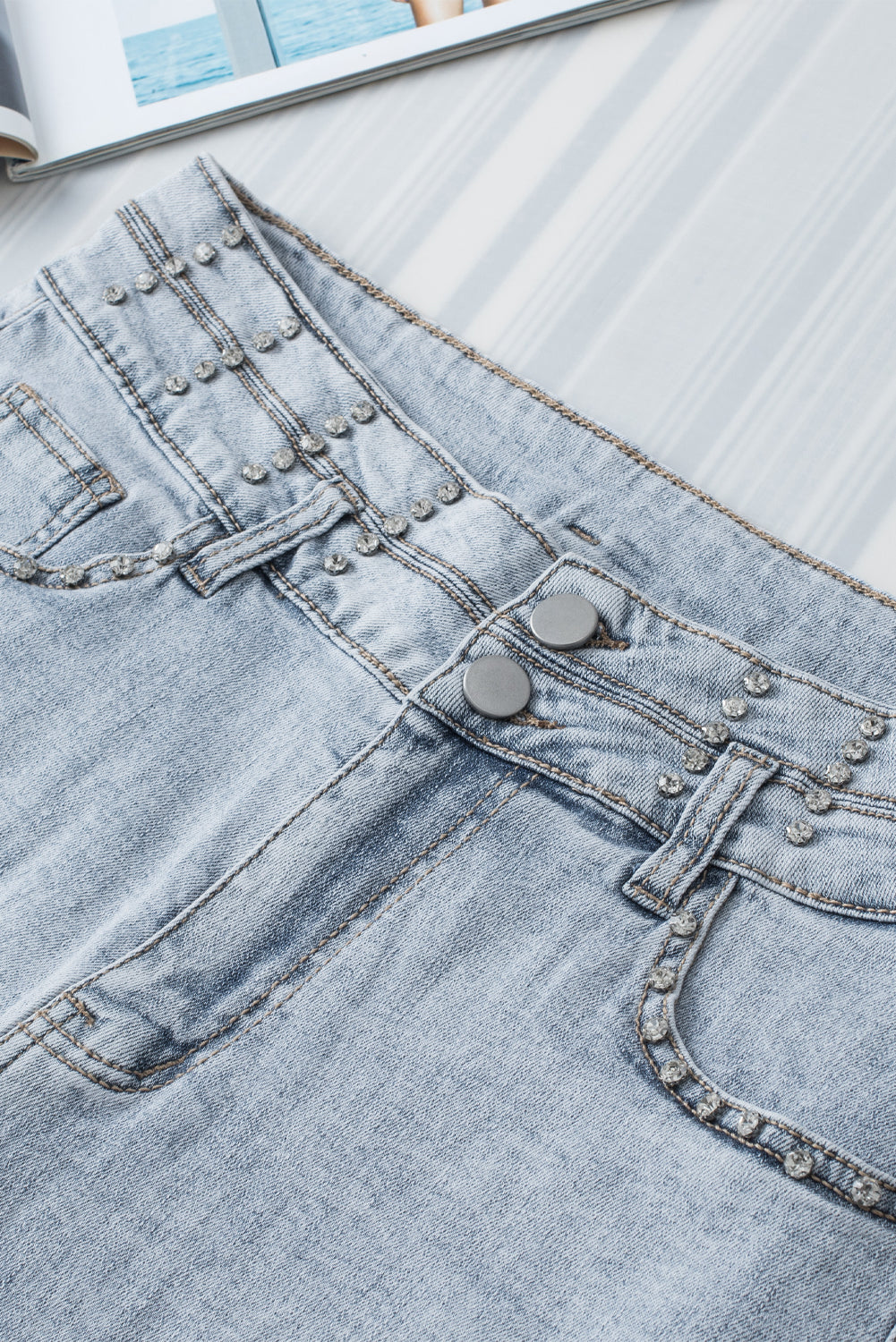 Pantaloncini di denim con lavagna vintage a base di diamanti blu cielo