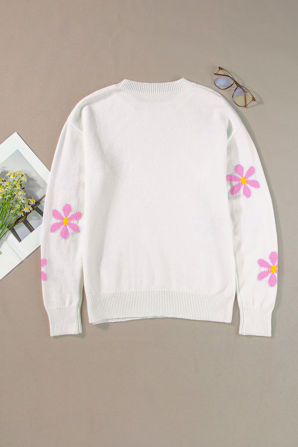 Elegant ribbed sweater with white flower pattern