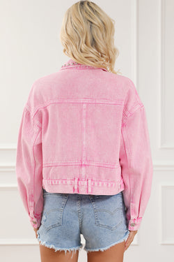 Chaqueta de mezclilla rosa con bolsillos y remaches con tachuelas