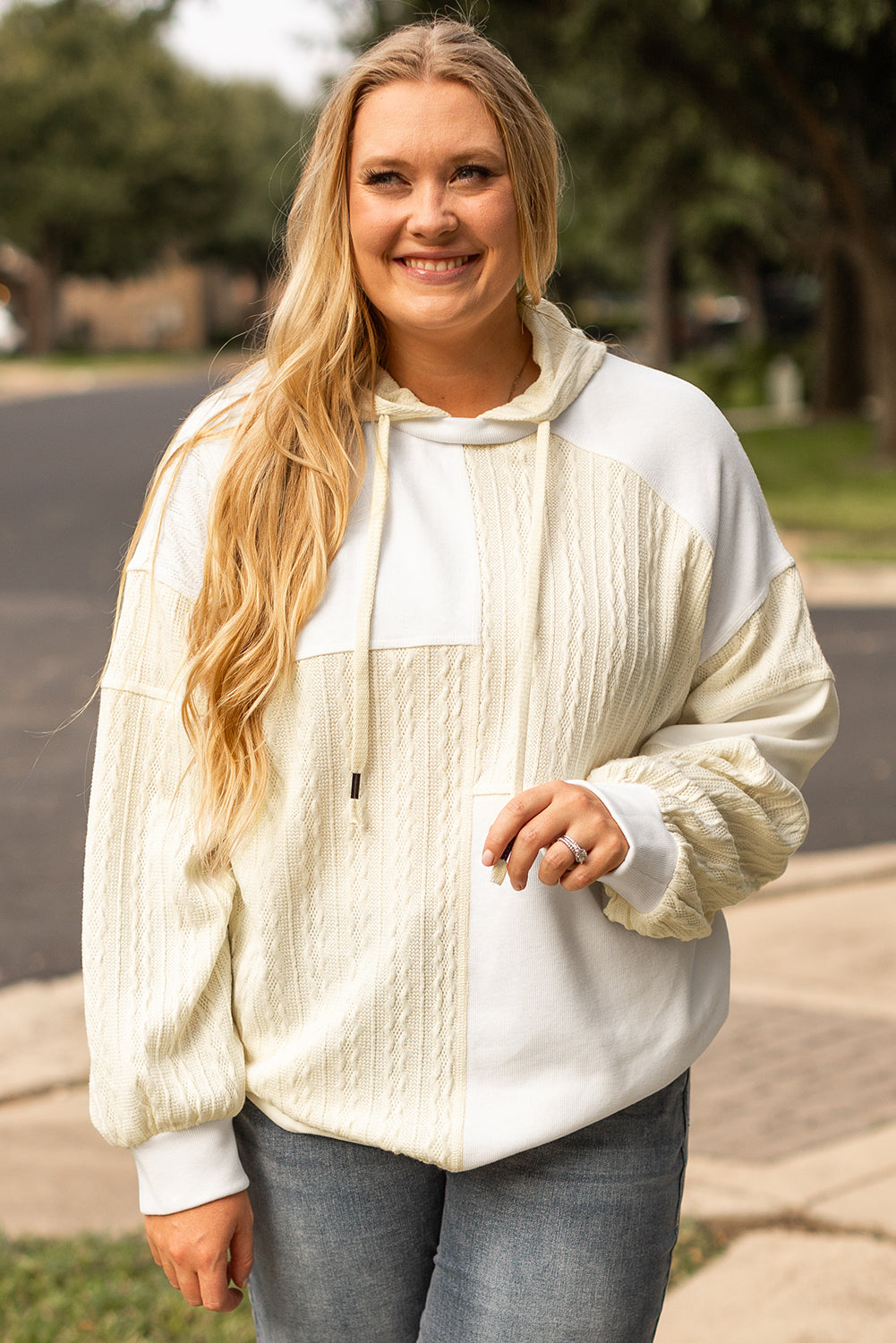 Sweat à capuche beige texturé patchwork à coutures apparentes grande taille