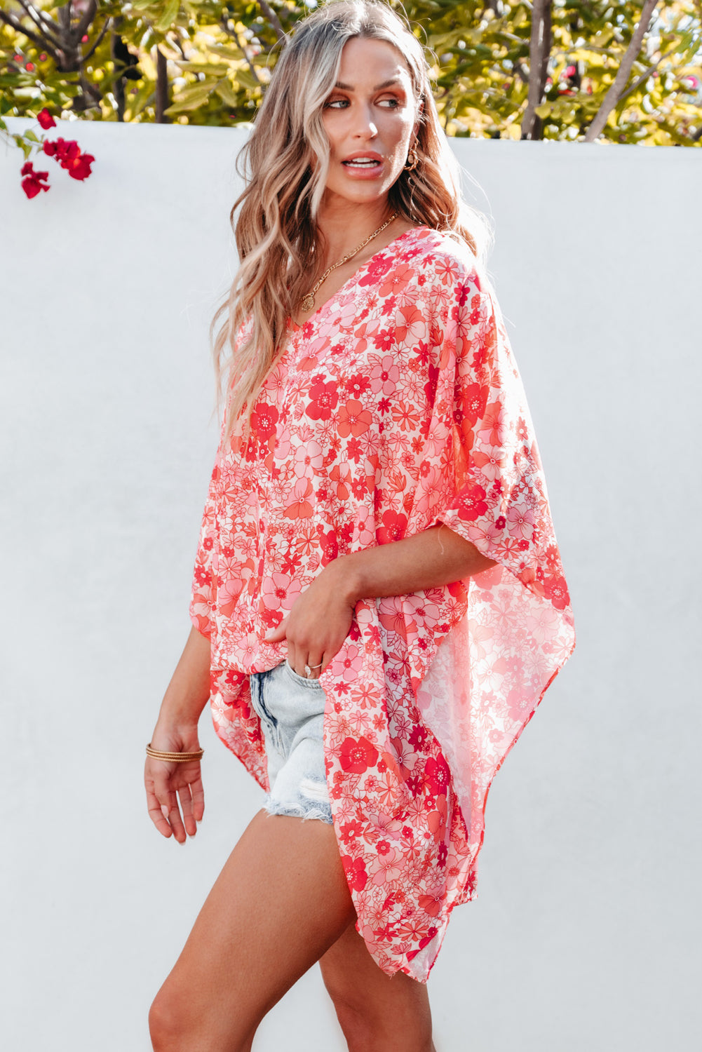 Chemisier style kimono rose à col en V et motif floral bohème