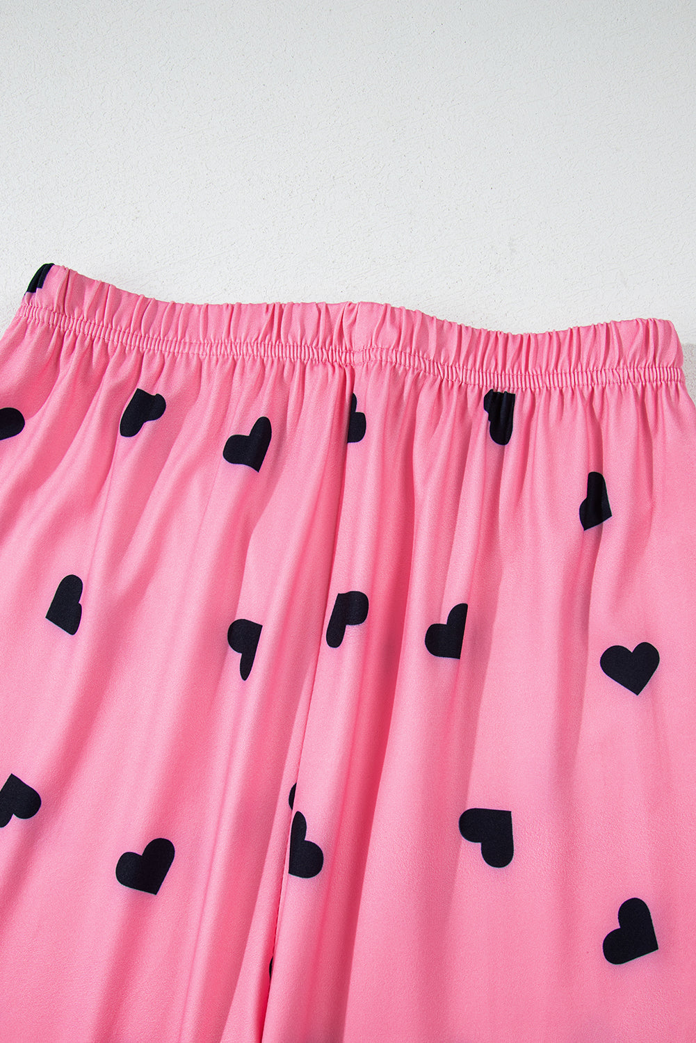 Ensemble de détente rose avec t-shirt et pantalon à imprimé cœur pour la Saint-Valentin-A WOMAN WE LOVE
