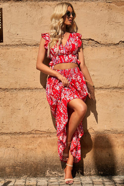 High short -ruffled short and long -red flower skirt with bright red multicolored flowers