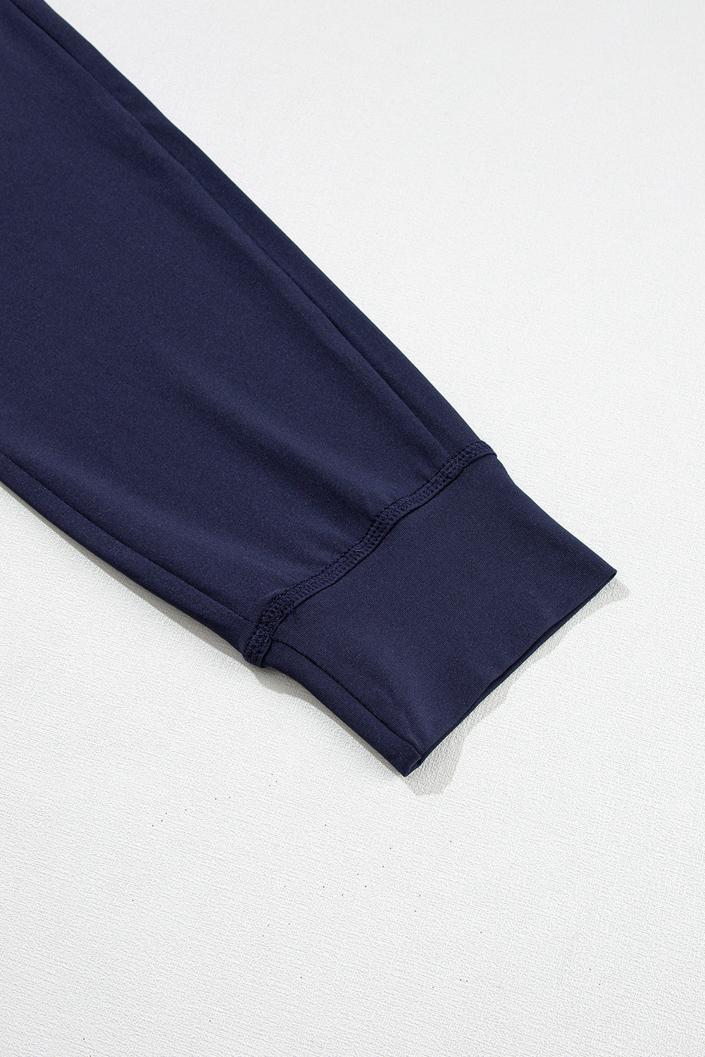 Pantalon de jogging bleu marine avec poches et cordon de serrage à la taille