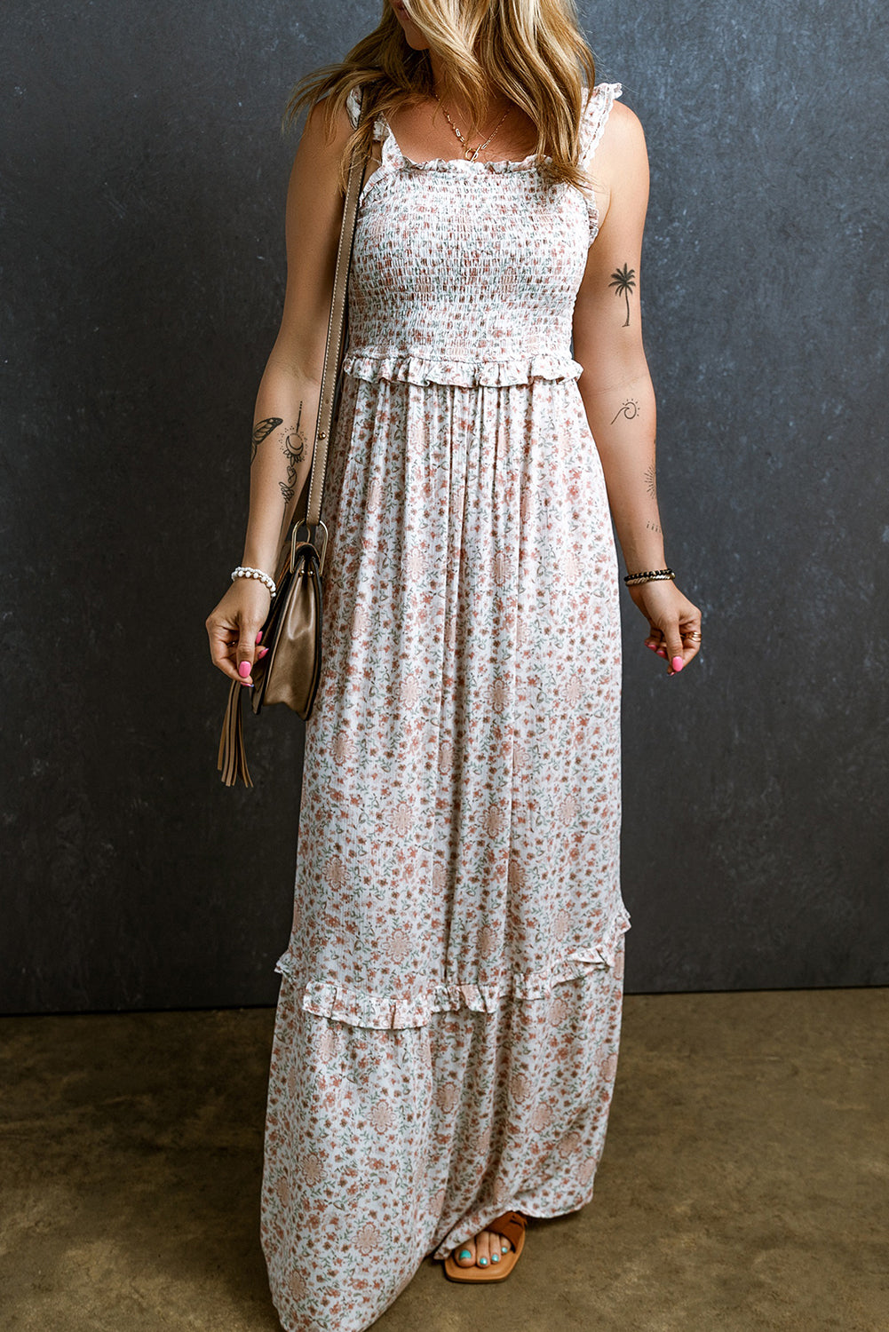 Vestido floral largo reúnido con correas y volantes de encaje blanco