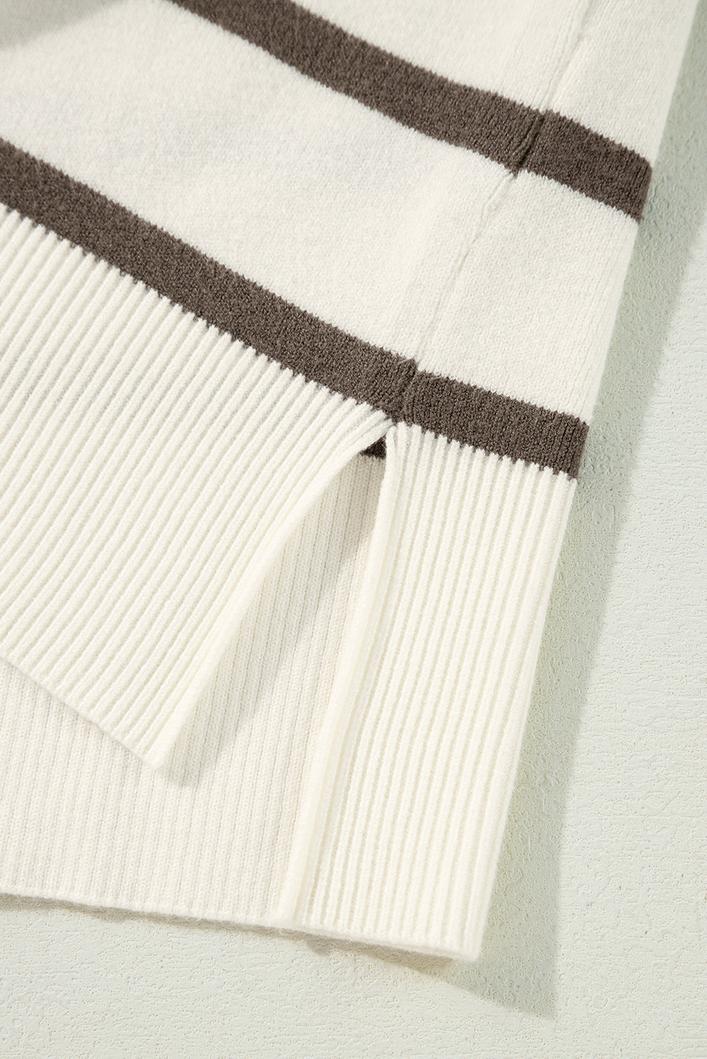 T-shirt with short sleeves and brown round collar with stripes and side slits
