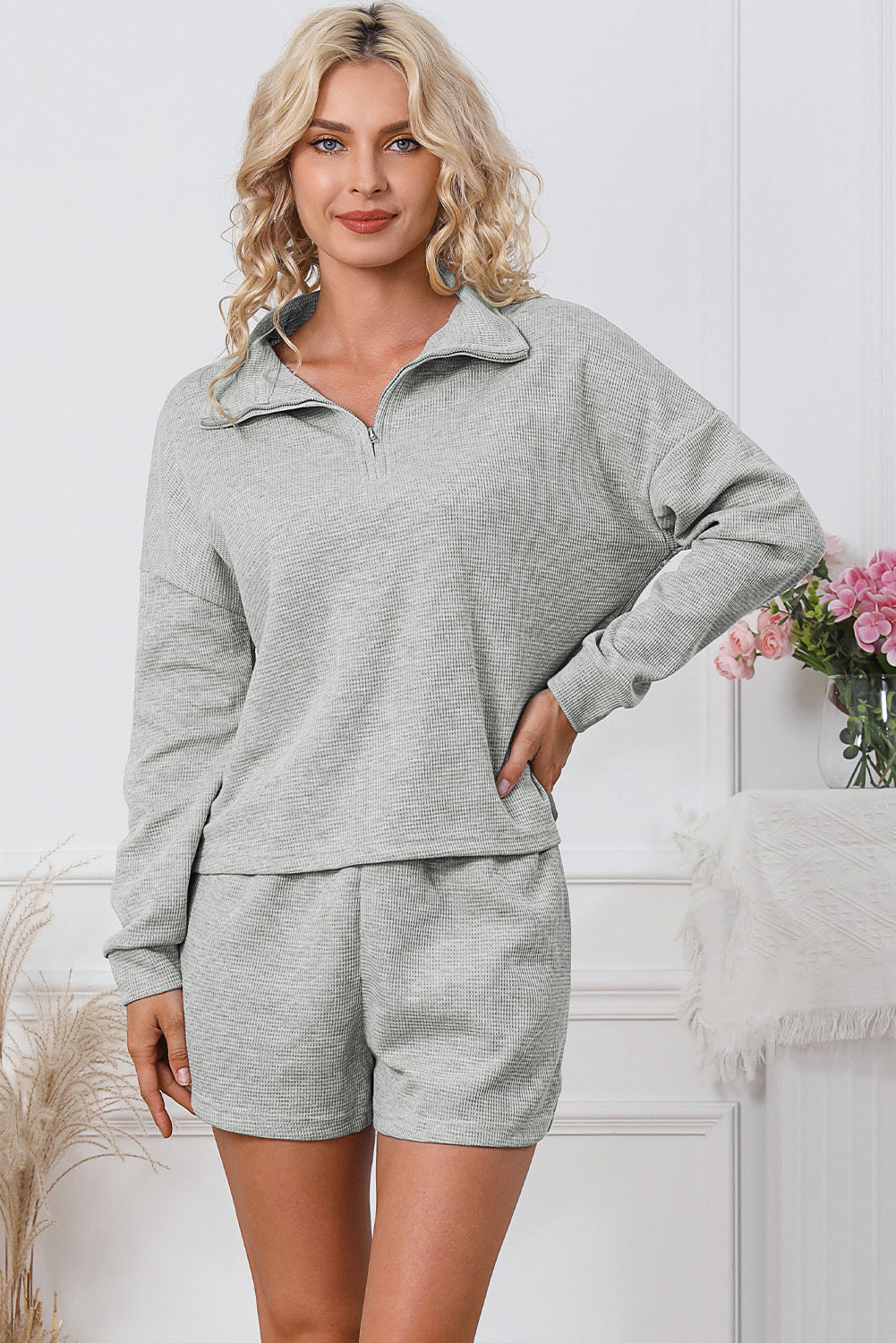 Sudadera gris con cremallera acanalada y pantalones cortos de cintura alta