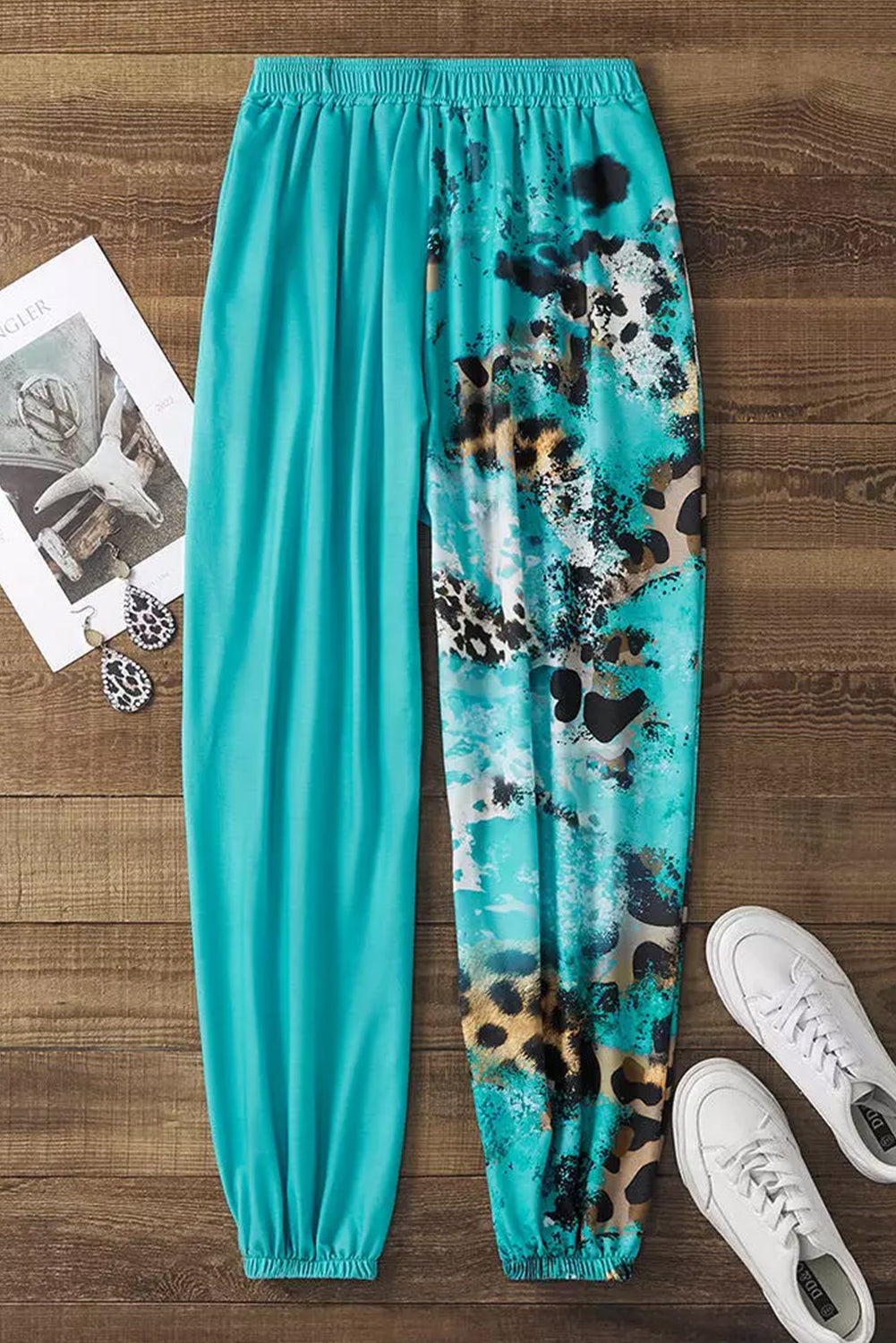 Pantalones jogger con estampado tie-dye de leopardo en contraste celeste