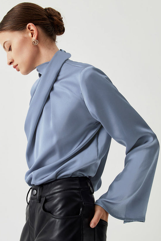 Blouse asymétrique plissée à col roulé *