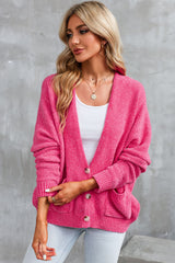 Cardigan pull avec poches sur le devant et boutons roses-A WOMAN WE LOVE
