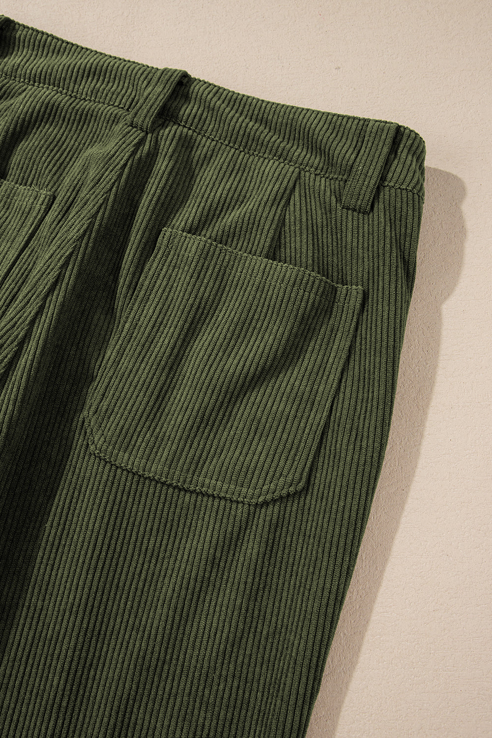 Pantalones de pana con bolsillos cuadrados y cintura alta verdes