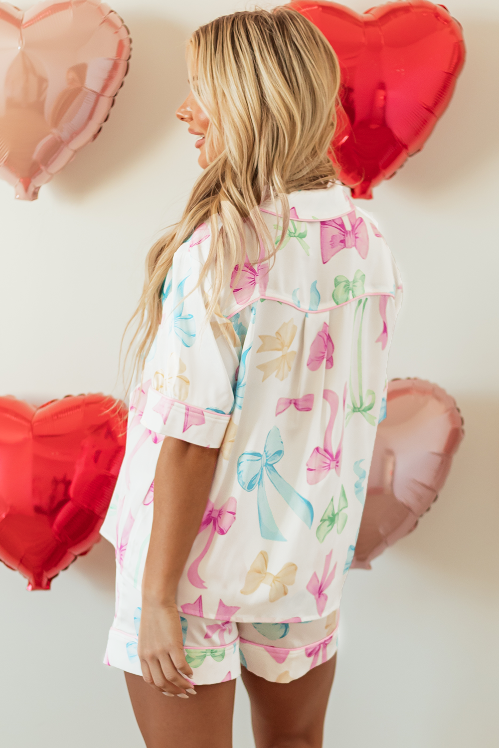 Ensemble pyjama blanc avec chemise boutonnée et short taille haute imprimé nœud papillon-A WOMAN WE LOVE