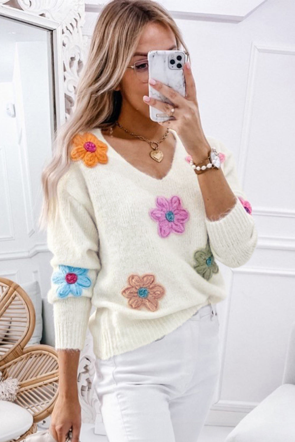 Pull blanc à col en V et fleurs au crochet