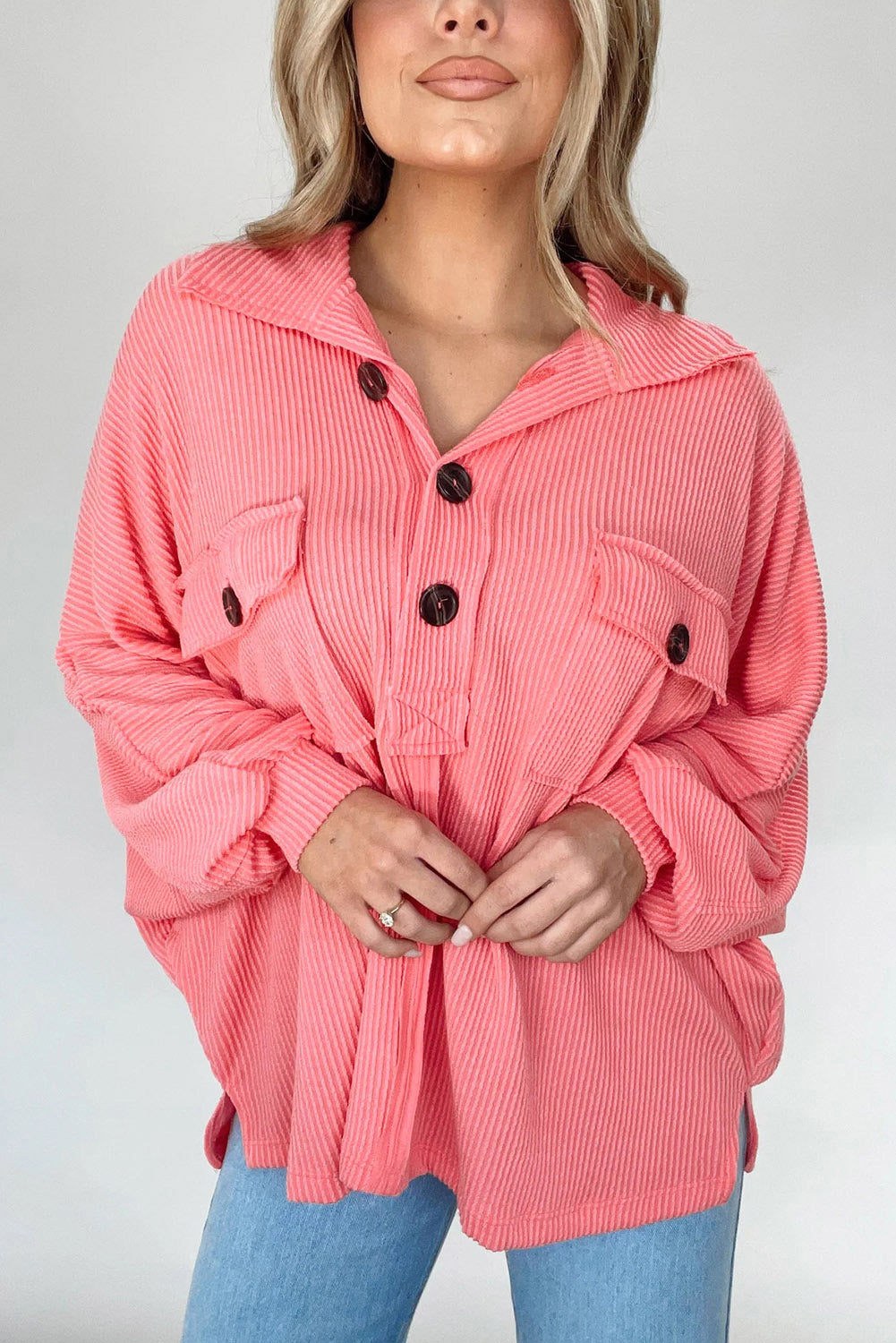 Top henley con bolsillo con solapa y cordón en rosa