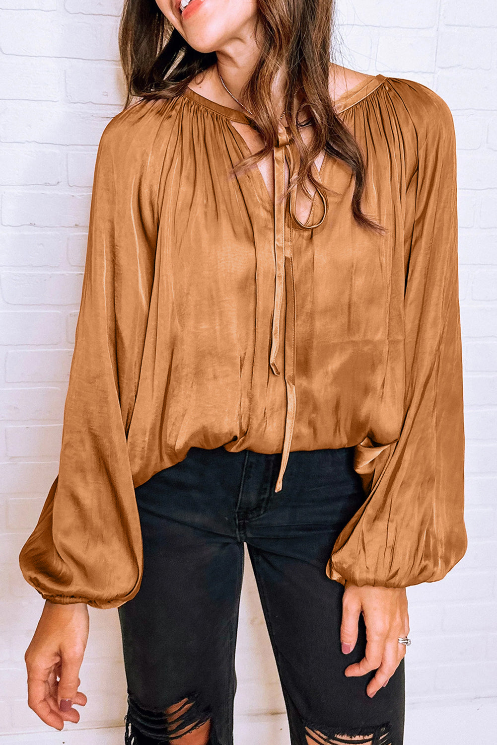 Blouse plissée en satin camel à col en V et manches bouffantes