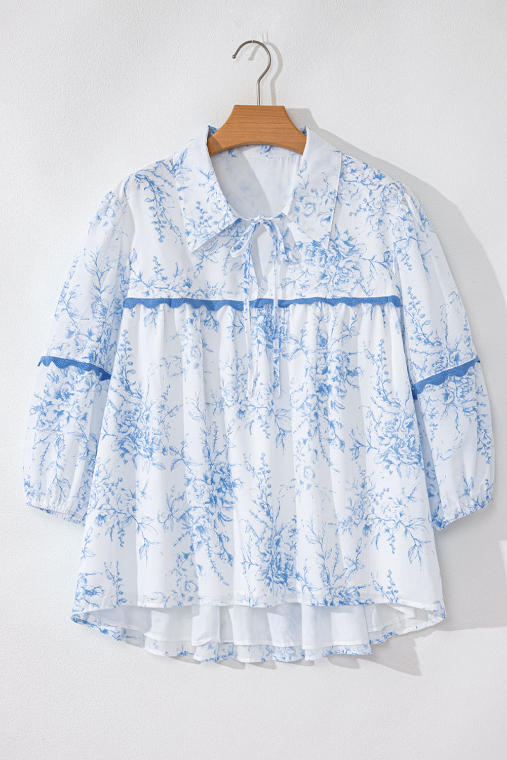 Blusa de cuello atado de la manga floral azul cielo