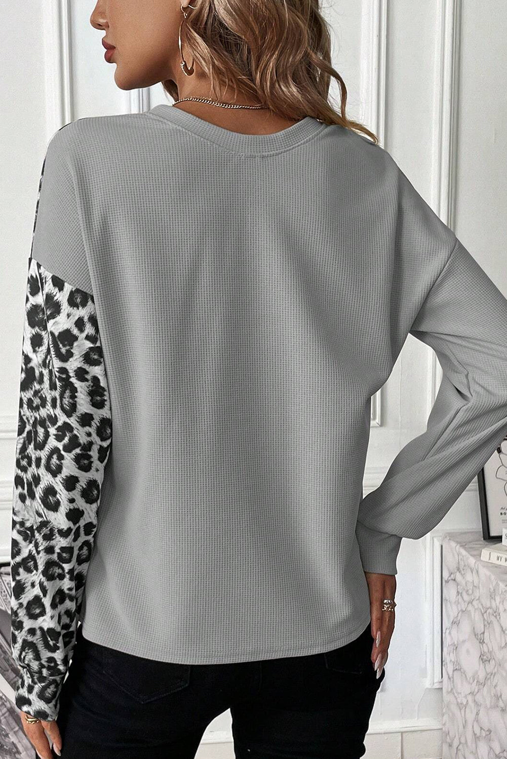 Top de punto tipo gofre con bloques de color de leopardo gris claro