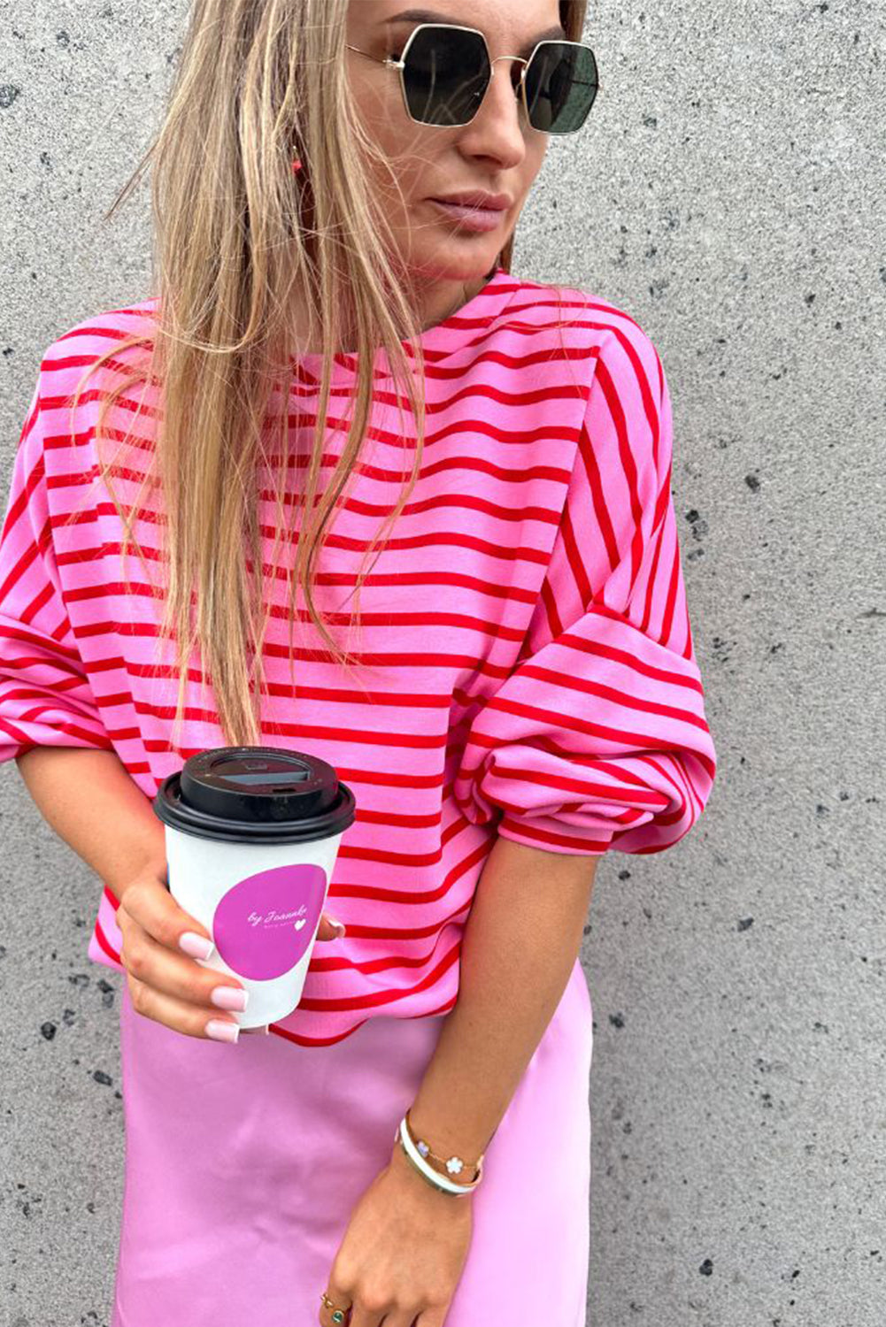 Llamativa sudadera rosa y cuello y hombros