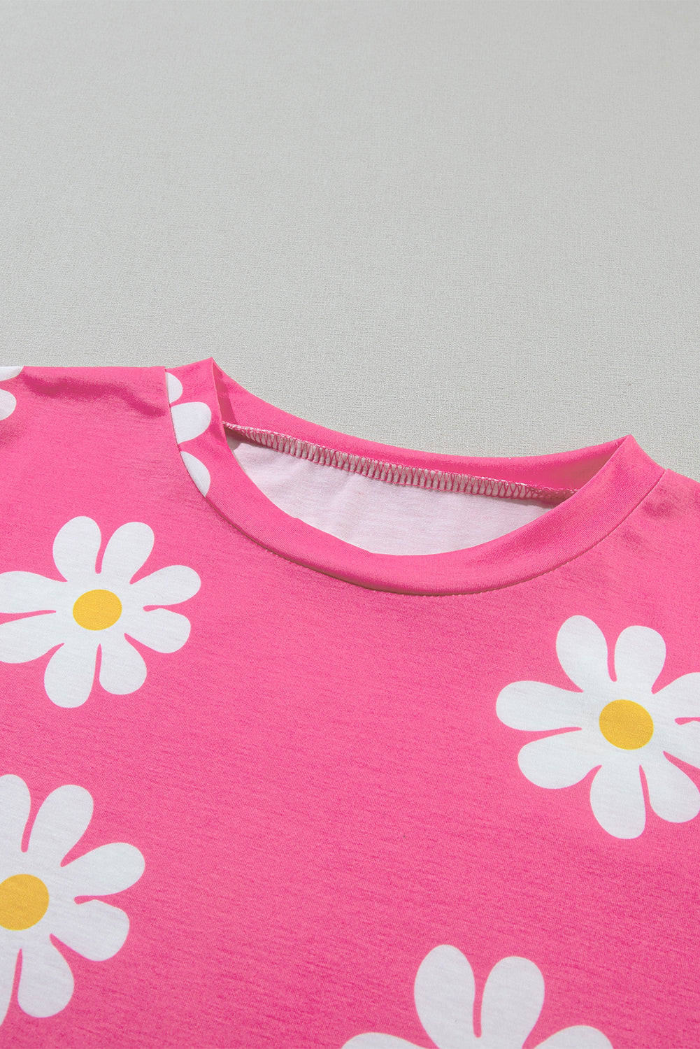 Pink Daisy bedruckte Crewneck T -Shirt