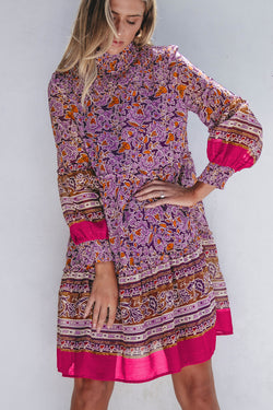 Mini-robe florale smockée à manches bouffantes et col haut violet