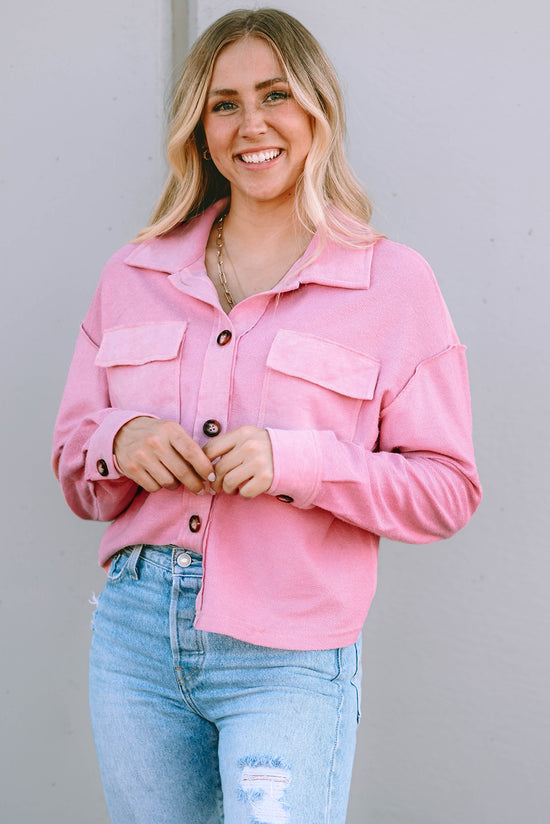 Chaqueta de camisa rosa con bolsillos y cuello doblado