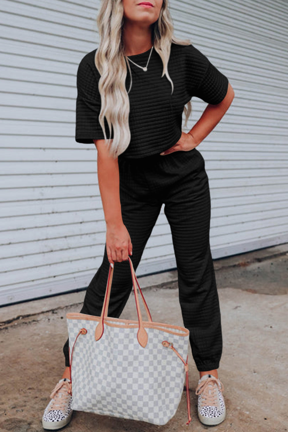 Conjunto de camiseta corta con textura de celosía negra y pantalón jogger