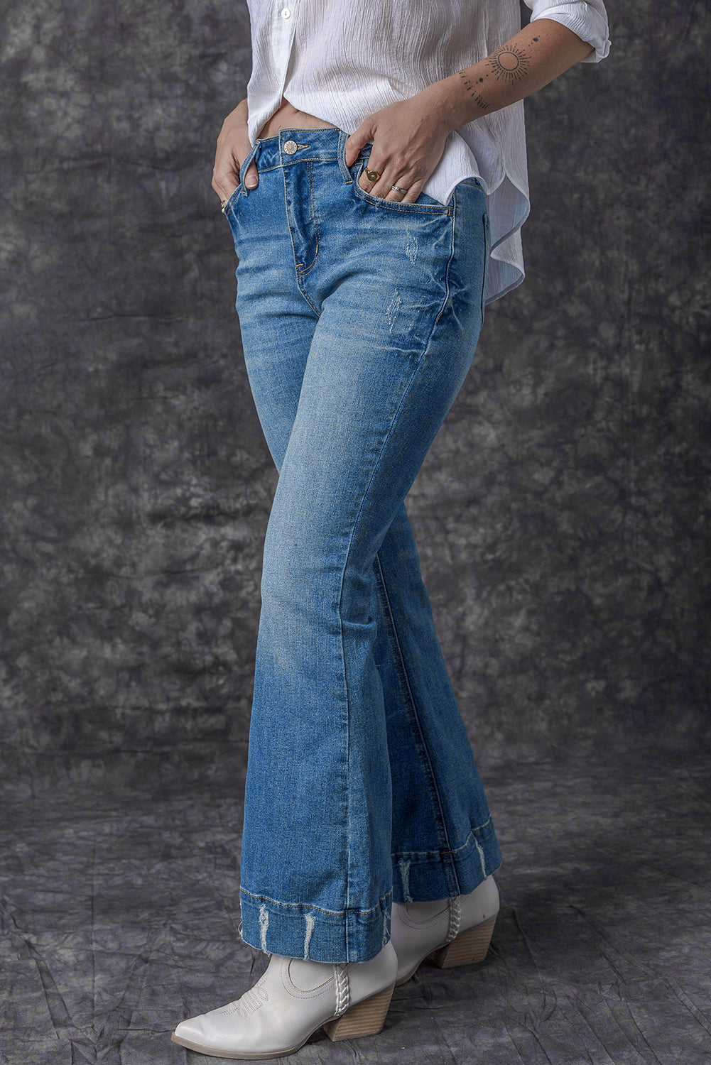 Jeans bagliore di lavaggio medio lieve blu lieve