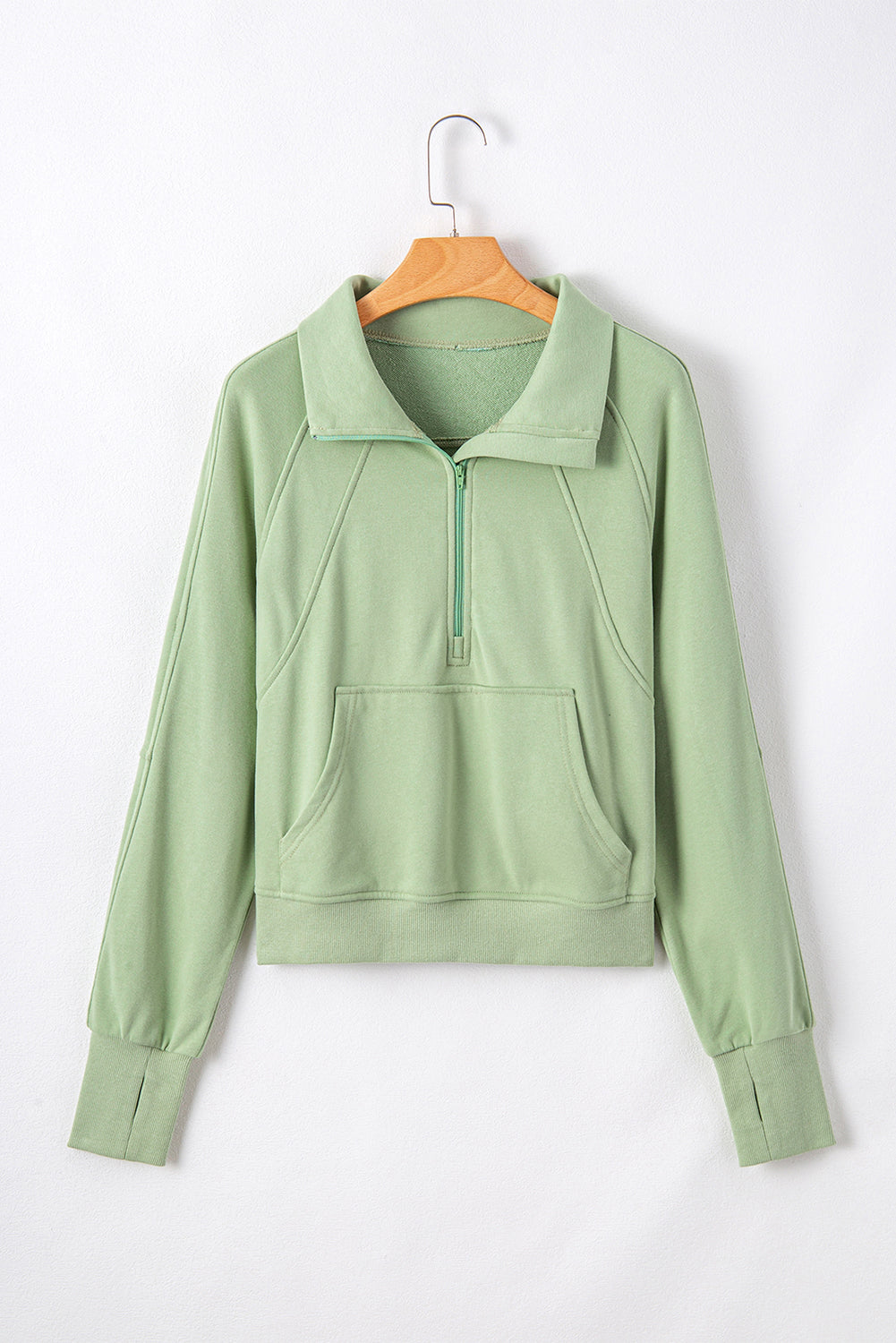 Sweat-shirt vert fumée avec poche kangourou et col montant avec fermeture éclair sur un quart