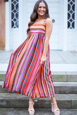 Vestido bohemio largo con correas delgadas y rayas multicolores, brotada hacia atrás