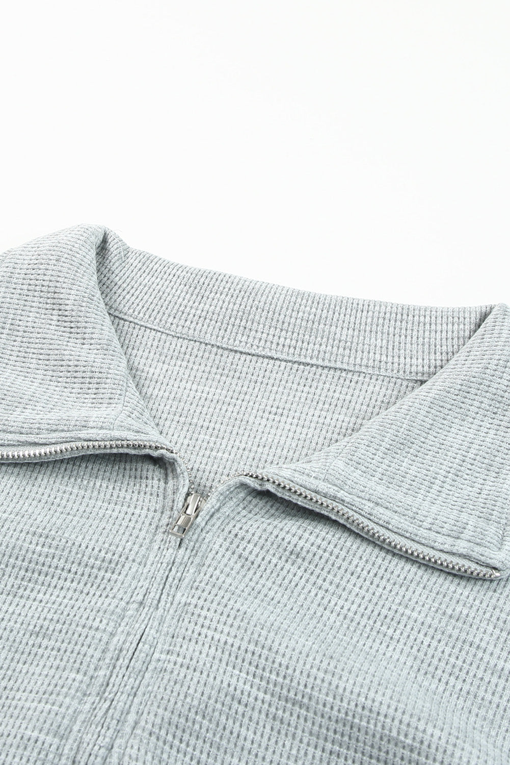 Sudadera gris con cremallera acanalada y pantalones cortos de cintura alta