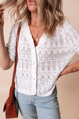 Cardigan blanc Frenchy en maille ajourée à col en V-A WOMAN WE LOVE