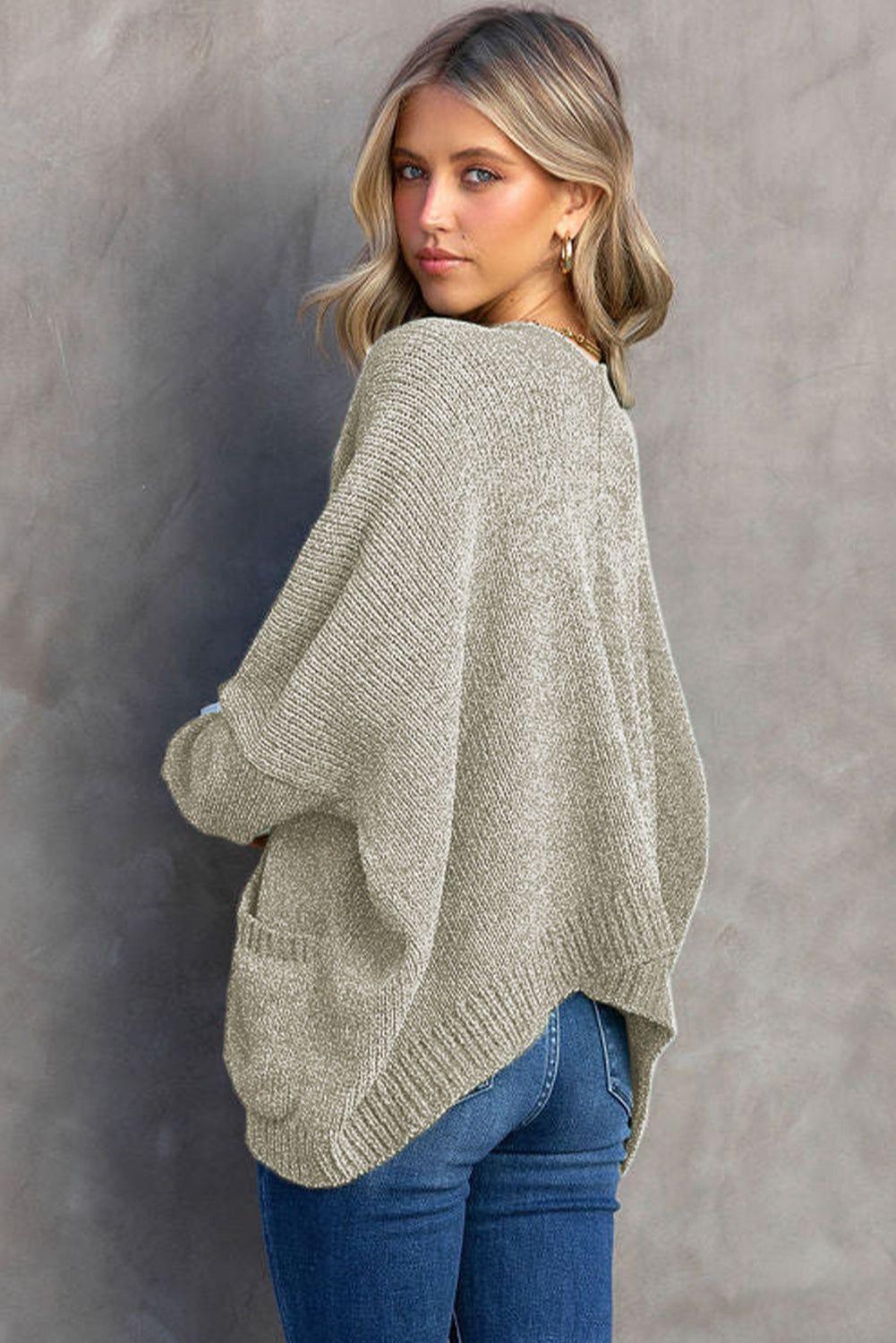 Graue Knöpfe vorne steckte Pullover -Strickjacke